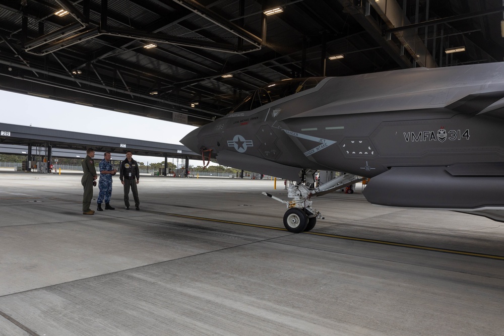 Australian Air Combat Group Commander and U.S. Marine Squadron Commander discuss bilateral training