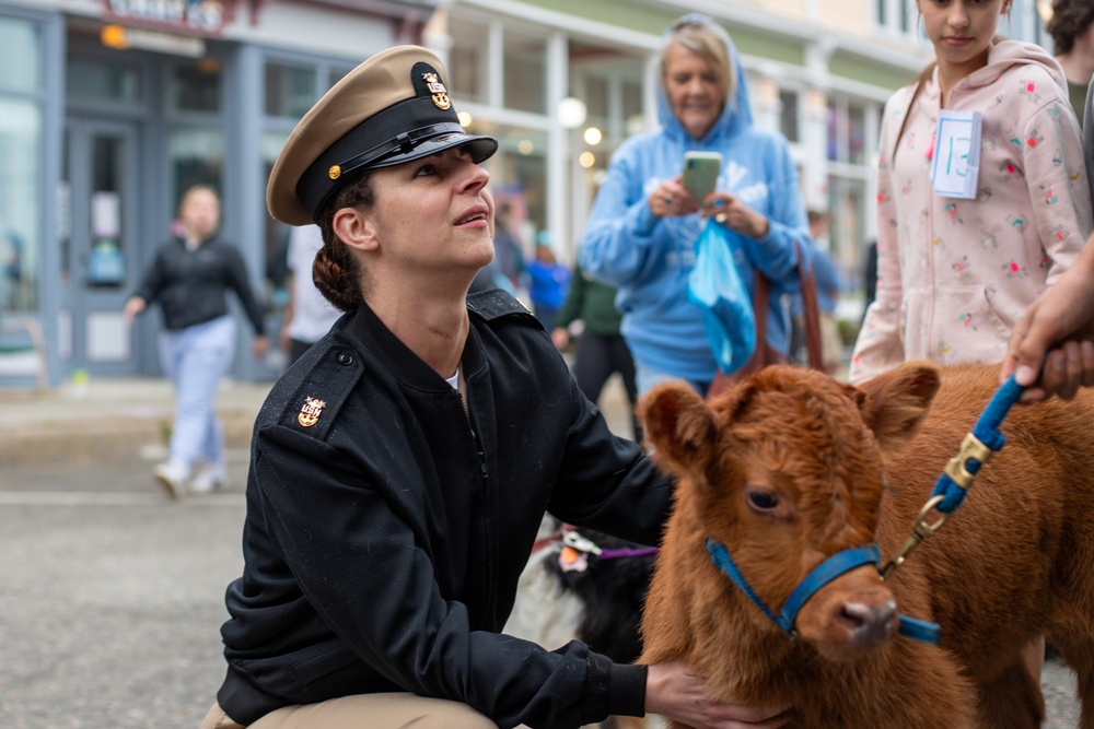 USS Oscar Austin CMC Judges Local Holiday Pet Show