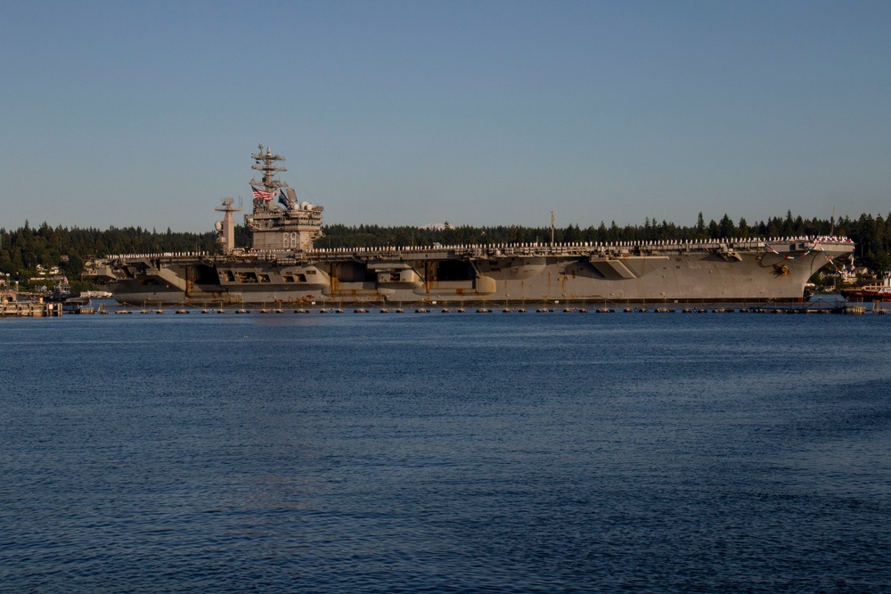 Nimitz Pulls Into Bremerton