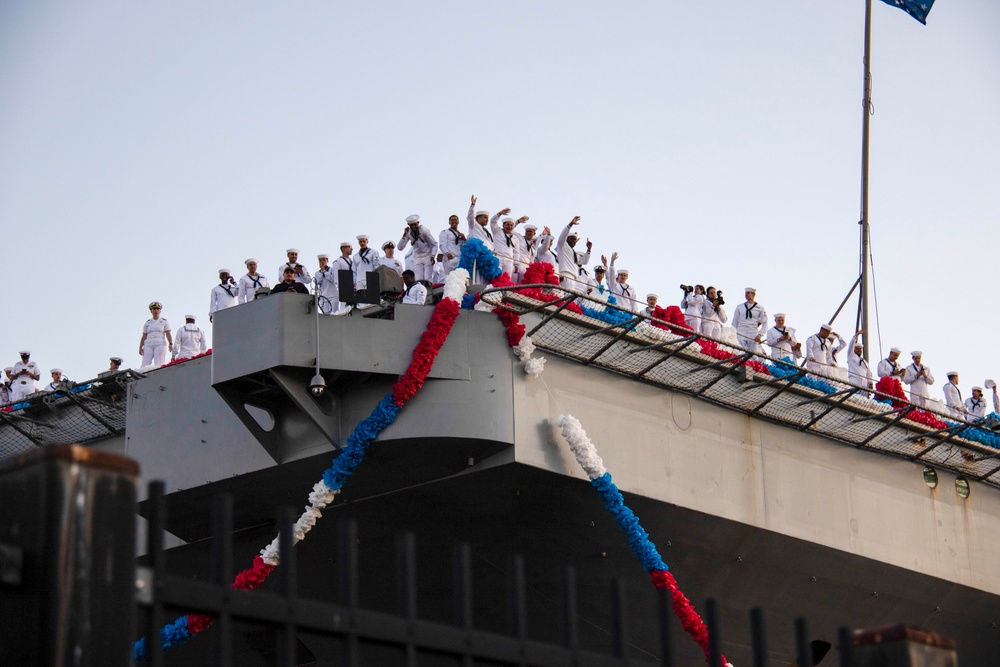 Nimitz Pulls Into Bremerton