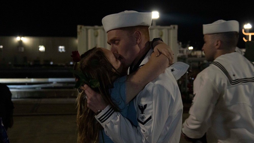 Nimitz Pulls Into Bremerton