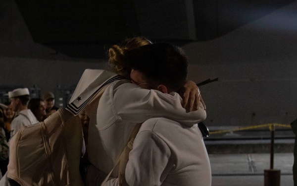 Nimitz Pulls Into Bremerton