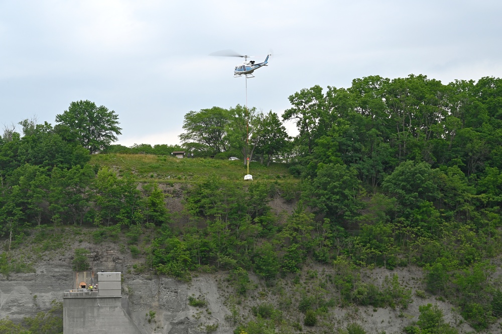 USACE Buffalo Conducts Helicopter Lift