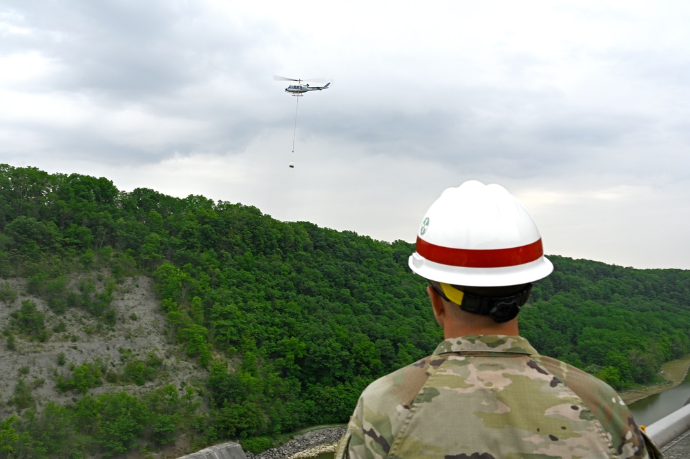 USACE Buffalo Conducts Helicopter Lift
