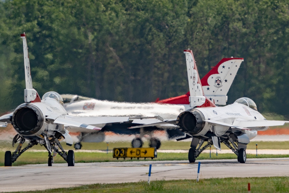 Thunderbirds soar over Michigan Coast