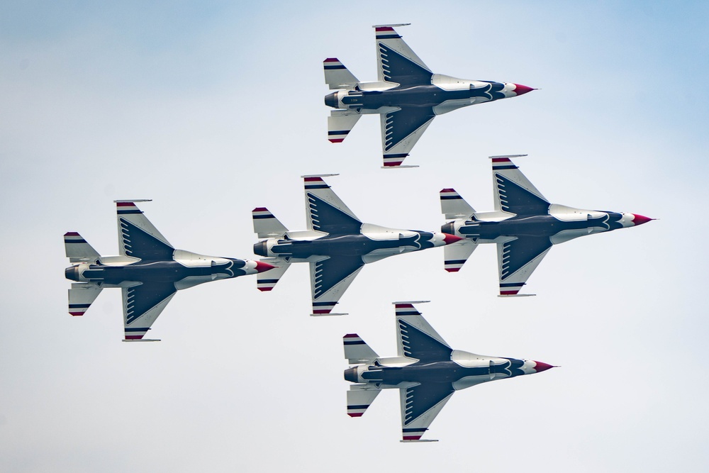 Thunderbirds soar over Michigan Coast