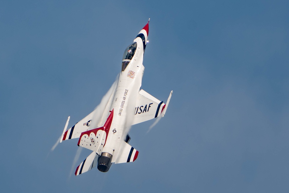 Thunderbirds soar over Michigan Coast