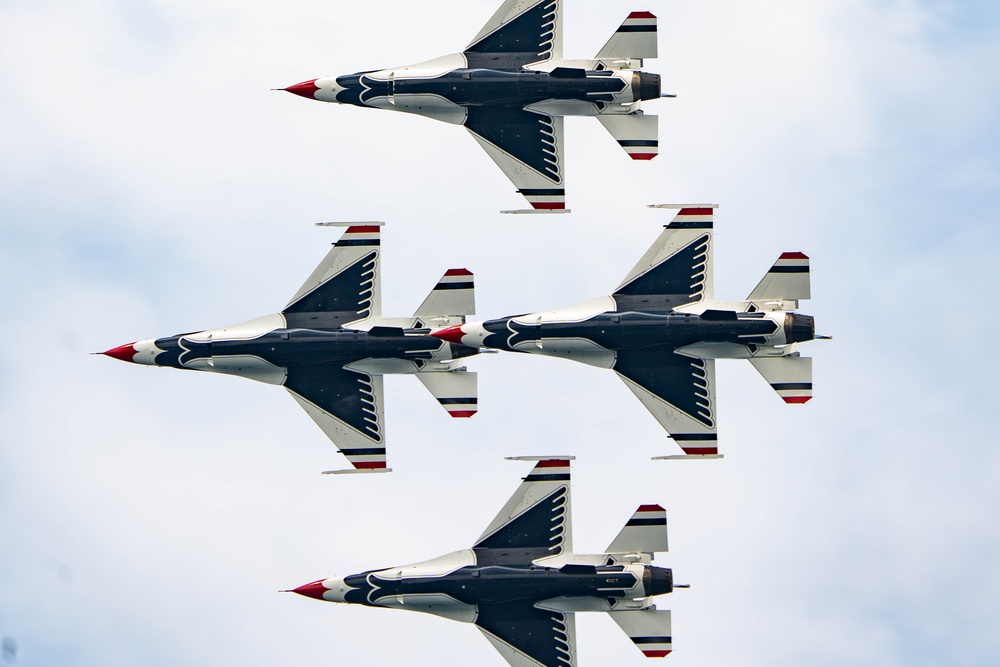 Thunderbirds soar over Michigan Coast