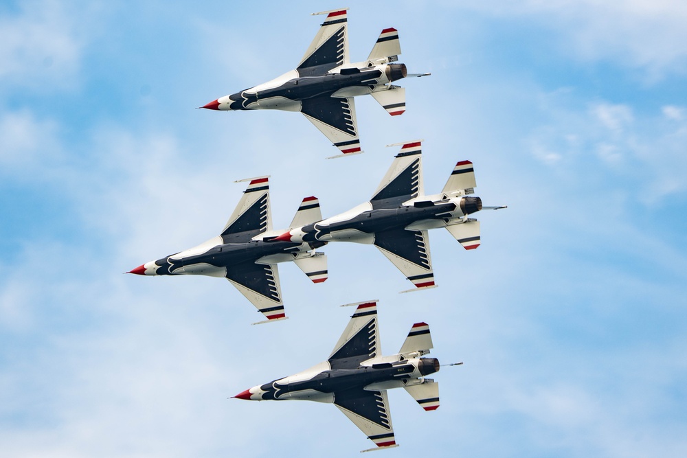 Thunderbirds soar over Michigan Coast