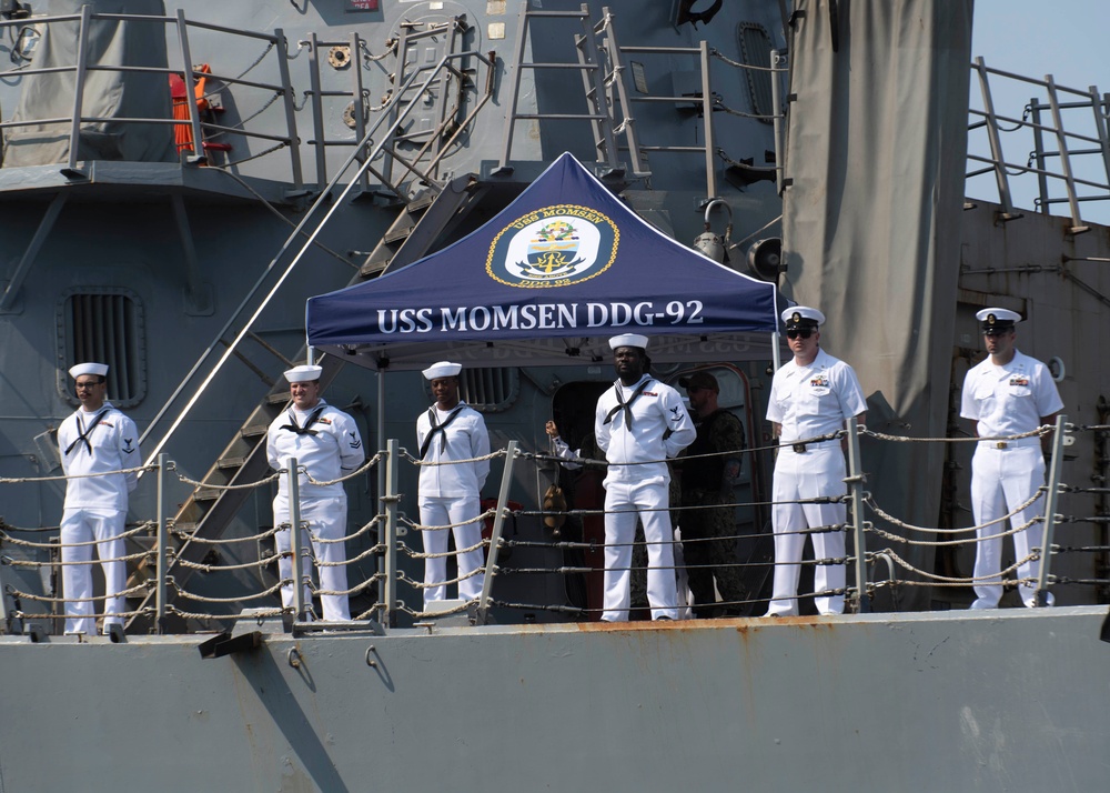 USS Momsen Arrives in Port Angeles