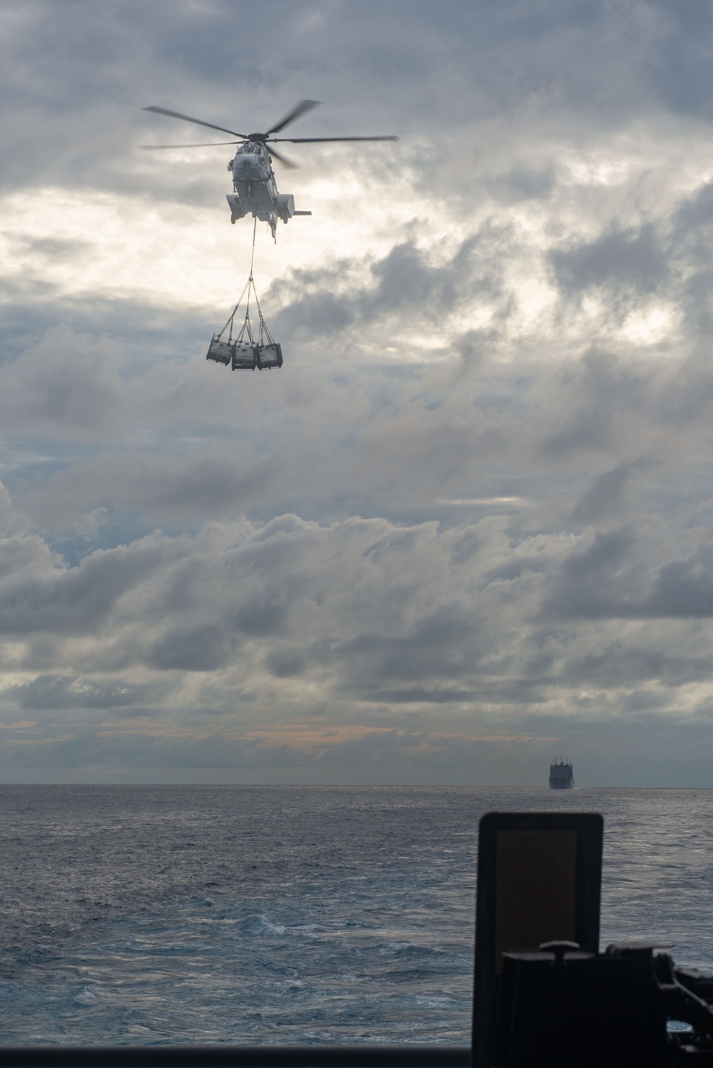 USS Ronald Reagan (CVN 76) conducts replenishment-at-sea with USNS Carl Brashear (T-AKE 7)