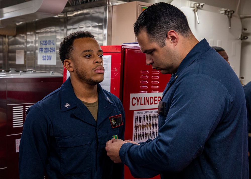 USS Rafael Peralta (DDG 115) conducts an award ceremony on the mess decks