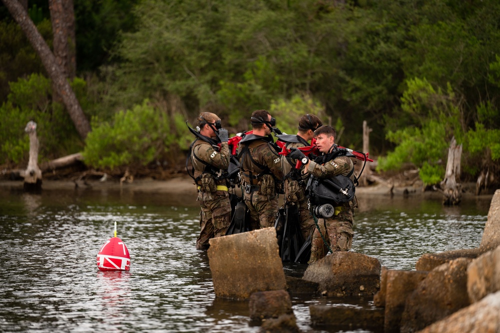 Dive Students Practice Covert Infiltration