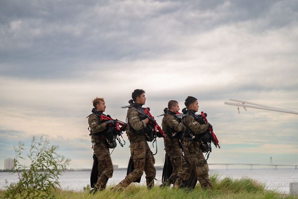 Dive Students Practice Covert Infiltration