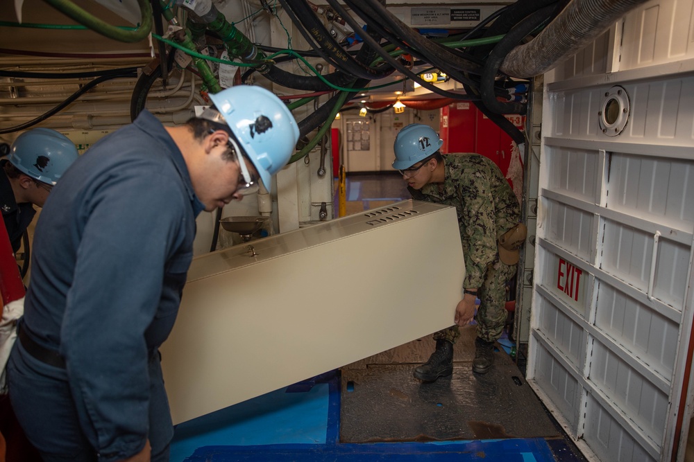 USS Abraham Lincoln’s PIA team builds living quarters