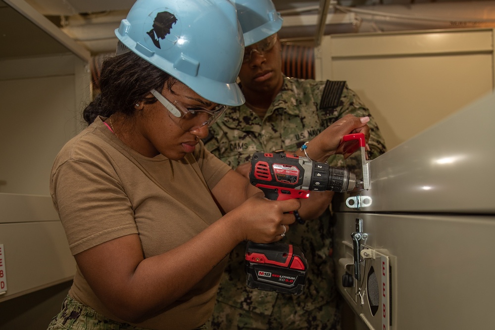 USS Abraham Lincoln’s PIA team builds living quarters