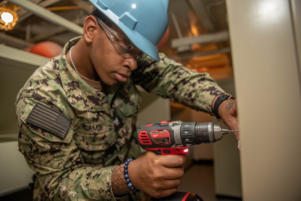 USS Abraham Lincoln’s PIA team builds living quarters