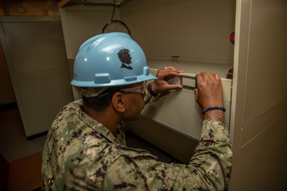 USS Abraham Lincoln’s PIA team builds living quarters