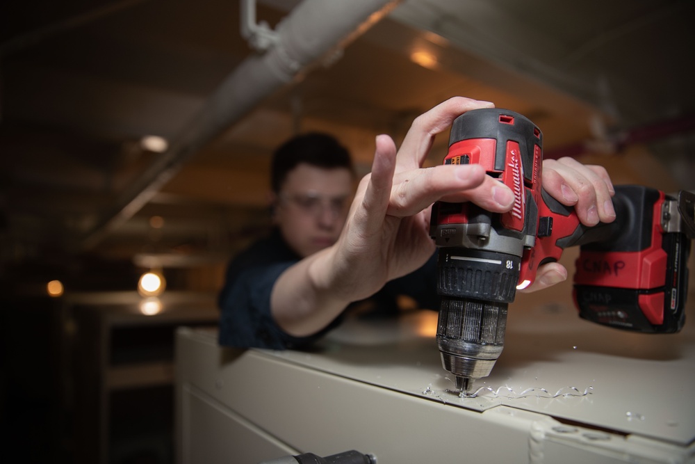 USS Abraham Lincoln’s PIA team builds living quarters
