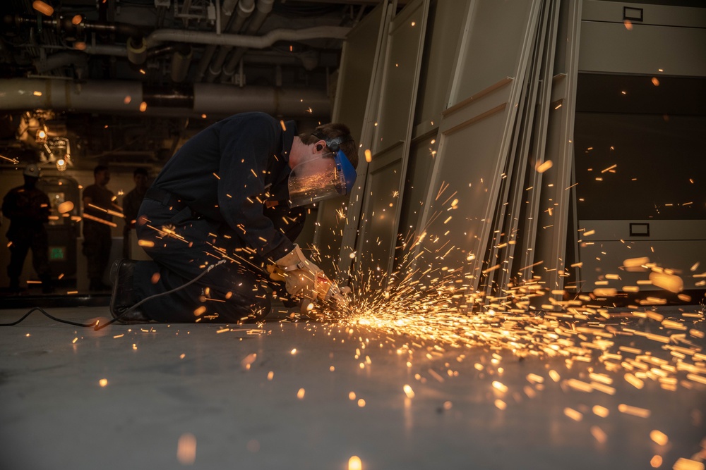 USS Abraham Lincoln’s PIA team builds living quarters