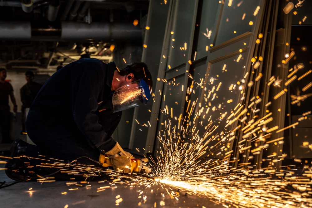 USS Abraham Lincoln’s PIA team builds living quarters