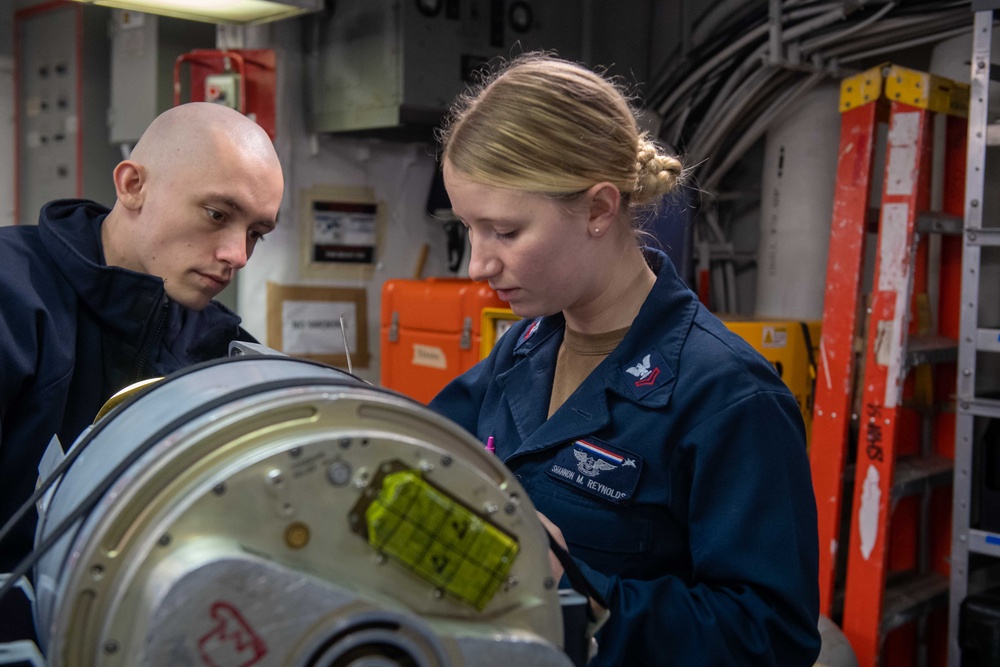 USS Ronald Reagan (CVN 76) Sailors perform daily maintenance