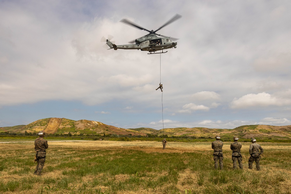 I MEF EOTG: Helicopter Rope Suspension Techniques Course