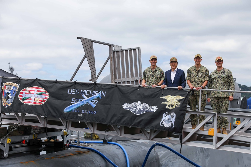 Mayor of Yokosuka tours USS Michigan