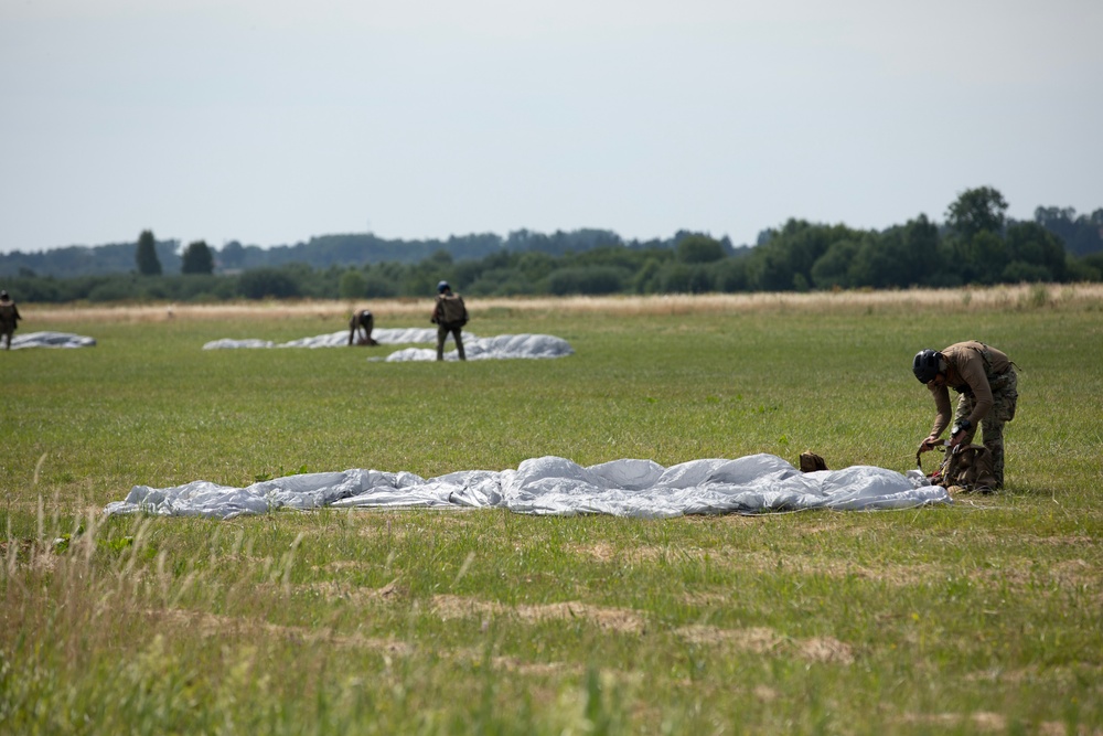 3rd Combat Aviation Brigade provides UH-60 Blackhawk Aviation Support for airborne training