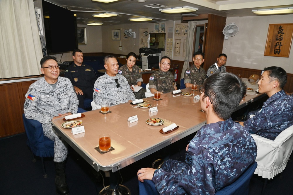 Combined Task Force 151 Staff Visit Japanese Navy Ship