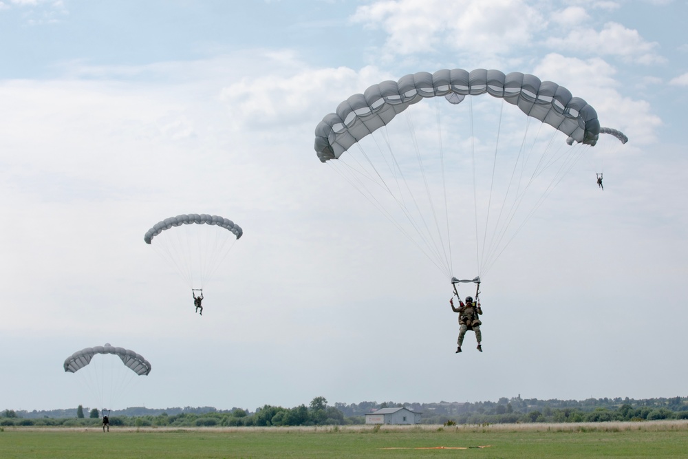 3rd Combat Aviation Brigade provides UH-60 Blackhawk Aviation Support for airborne training