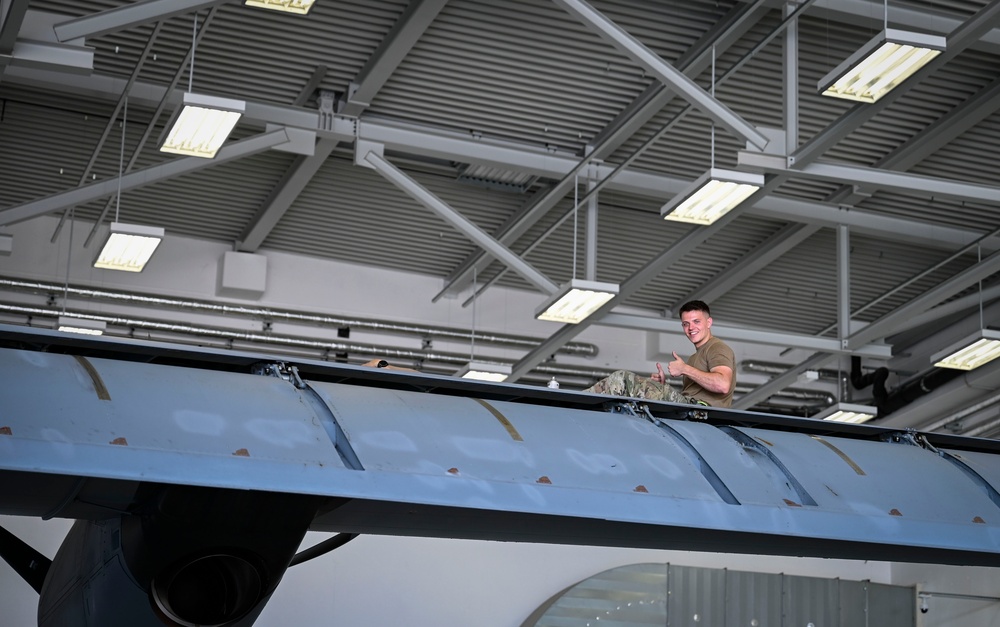 165th Airlift Wing Maintainers work together with Kentucky ANG maintainers to complete inspection on C-130J during Air Defender 2023