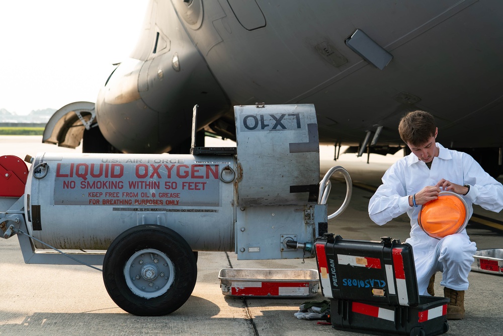 Team Charleston Maintainers prepare C-17 for Mobility Guardian 2023