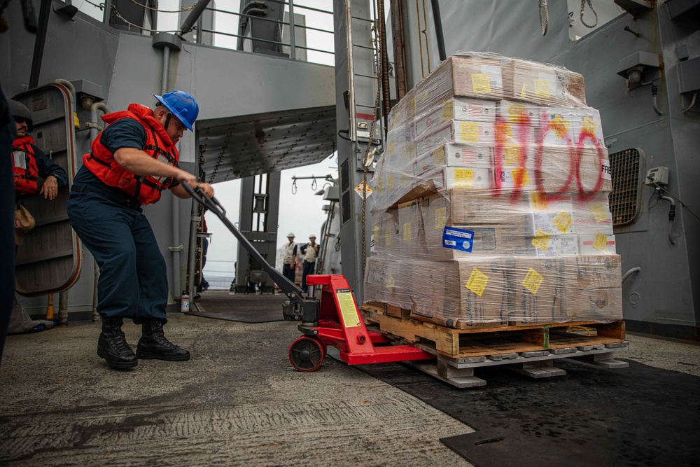 USS Carney (DDG 64) Conducts RAS with USNS John Lenthall (T-AO 189)