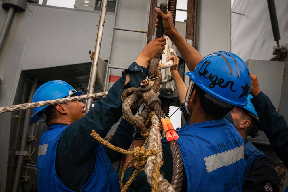 USS Carney (DDG 64) Conducts RAS with USNS John Lenthall (T-AO 189)