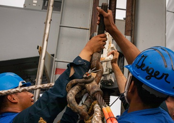 USS Carney (DDG 64) Conducts RAS with USNS John Lenthall (T-AO 189)