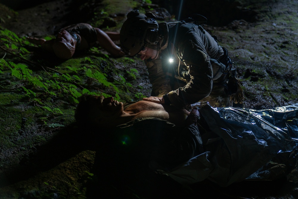 the hunger games katniss and peeta in the cave