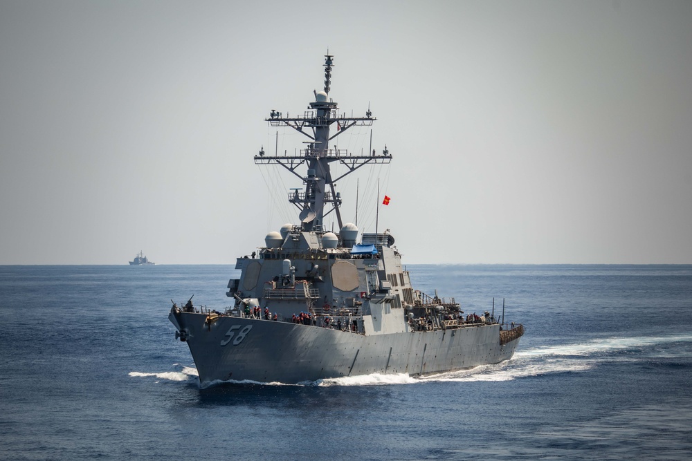 USS Carney (DDG 64) Conducts RAS with USNS John Lenthall (T-AO 189)