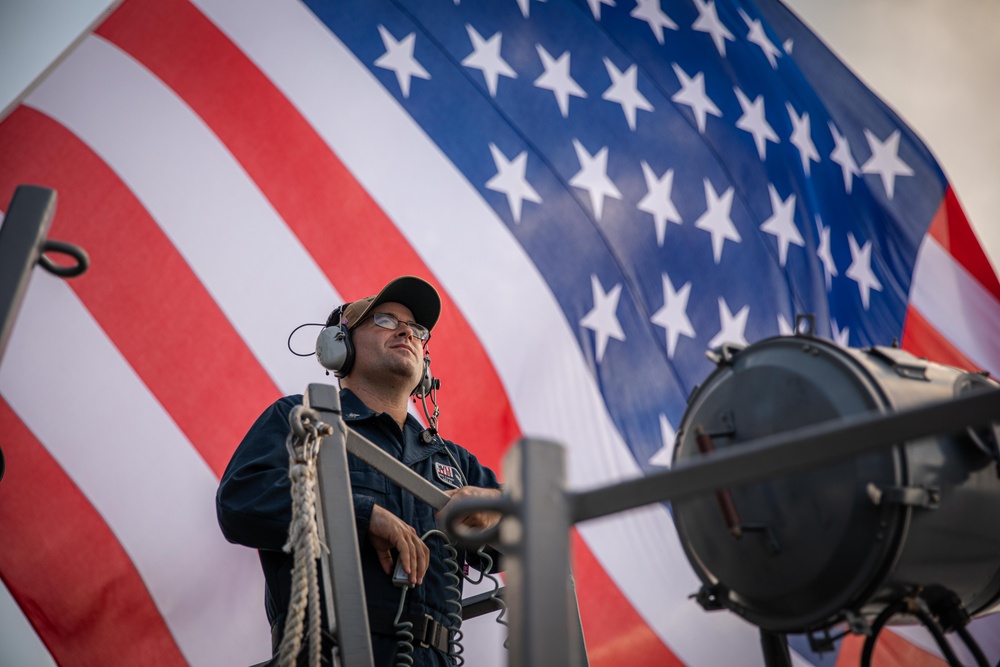 USS Carney (DDG 64) Conducts RAS with USNS John Lenthall (T-AO 189)