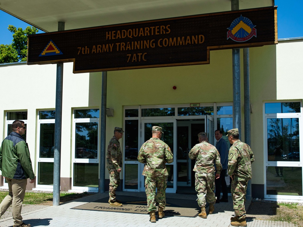 Gen. Cavoli and Lt. Gen. Aguto meet with 7th ATC commander for battlefield circulation