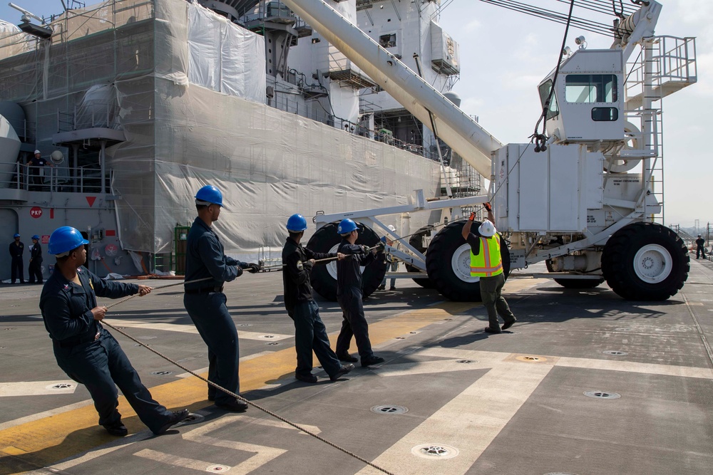 A/S 32A-36 Amphibious Assault Crash Crane Offload Aboard Tripoli