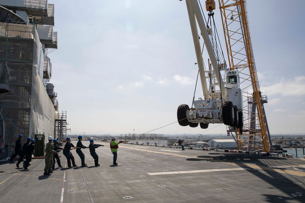 A/S 32A-36 Amphibious Assault Crash Crane Offload Aboard Tripoli