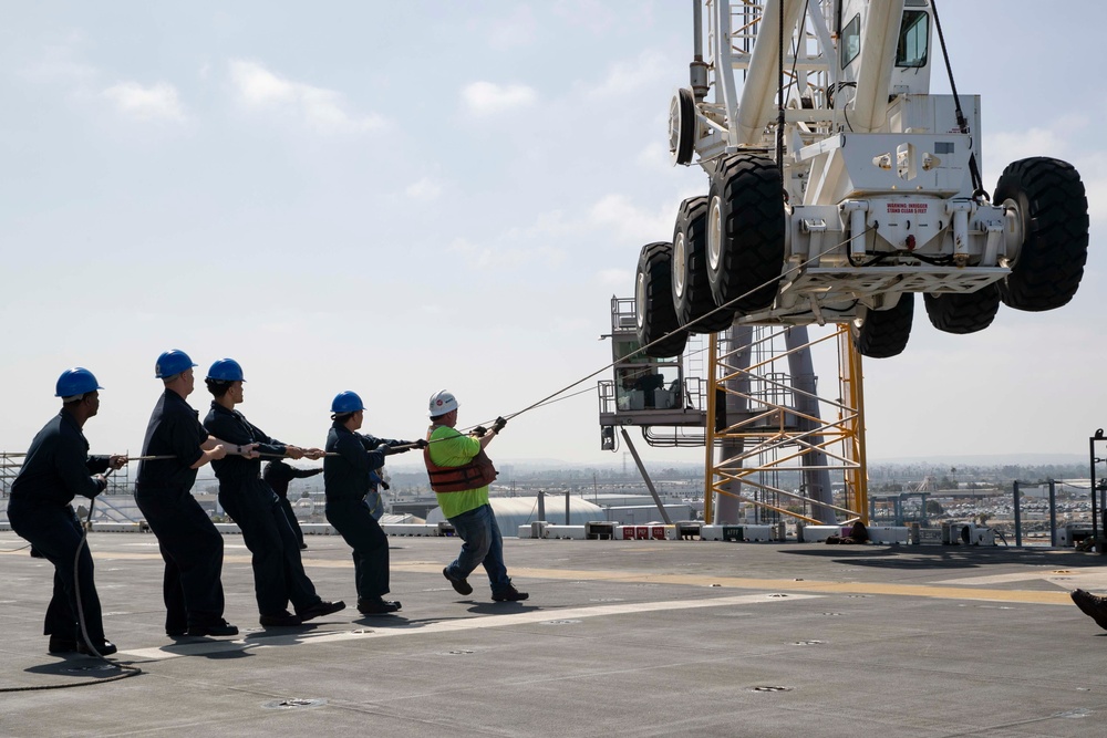 A/S 32A-36 Amphibious Assault Crash Crane Offload Aboard Tripoli