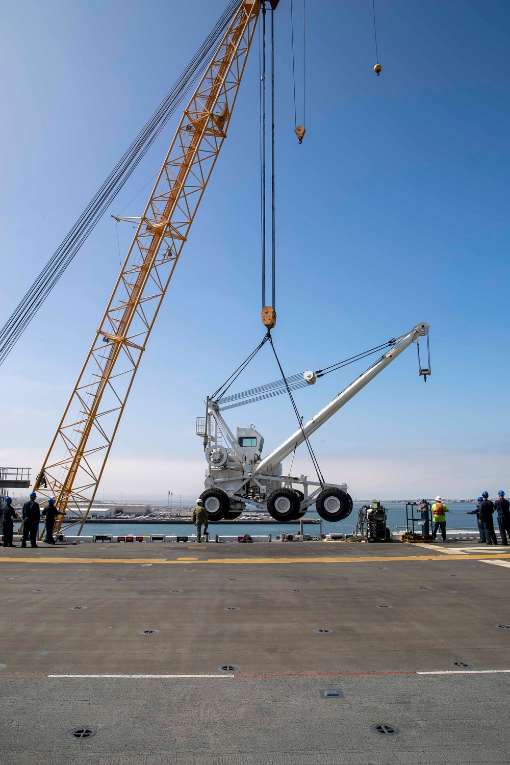 A/S 32A-36 Amphibious Assault Crash Crane Offload Aboard Tripoli