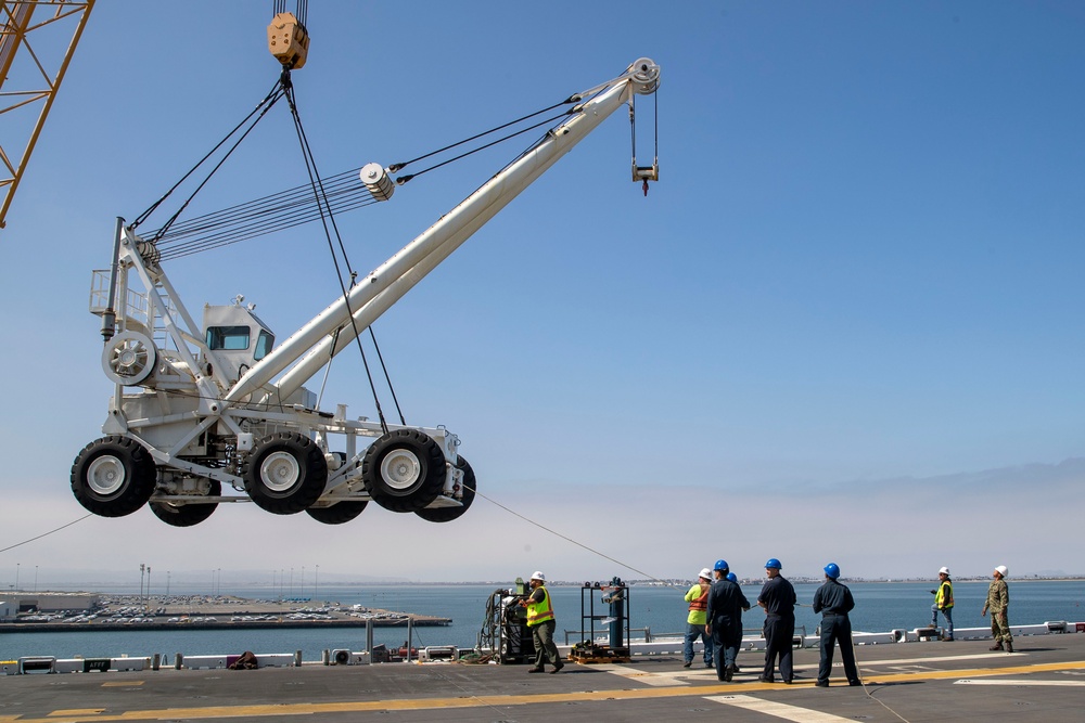 A/S 32A-36 Amphibious Assault Crash Crane Offload Aboard Tripoli