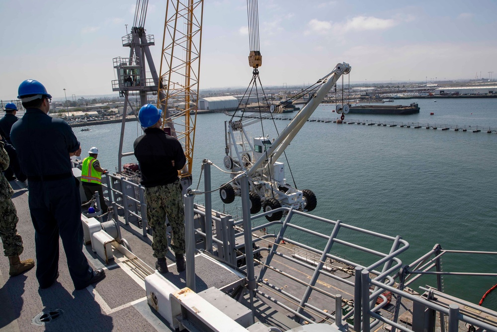 A/S 32A-36 Amphibious Assault Crash Crane Offload Aboard Tripoli