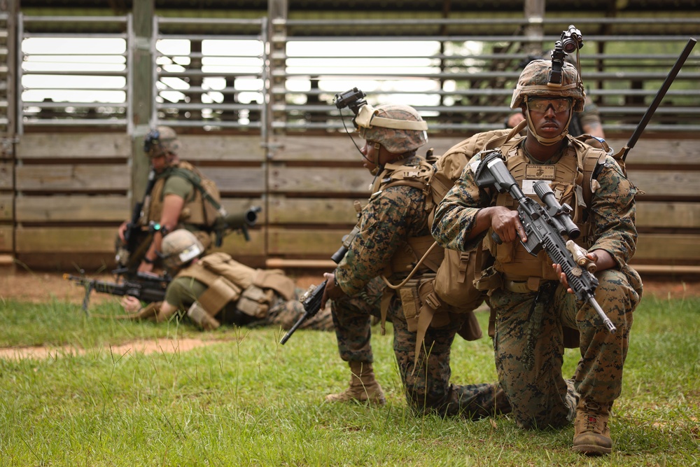 4th MARDIV Marines rehearse for simulated raid during Raven Exercise 6-23