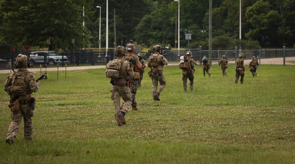 4th MARDIV Marines rehearse for simulated raid during Raven Exercise 6-23