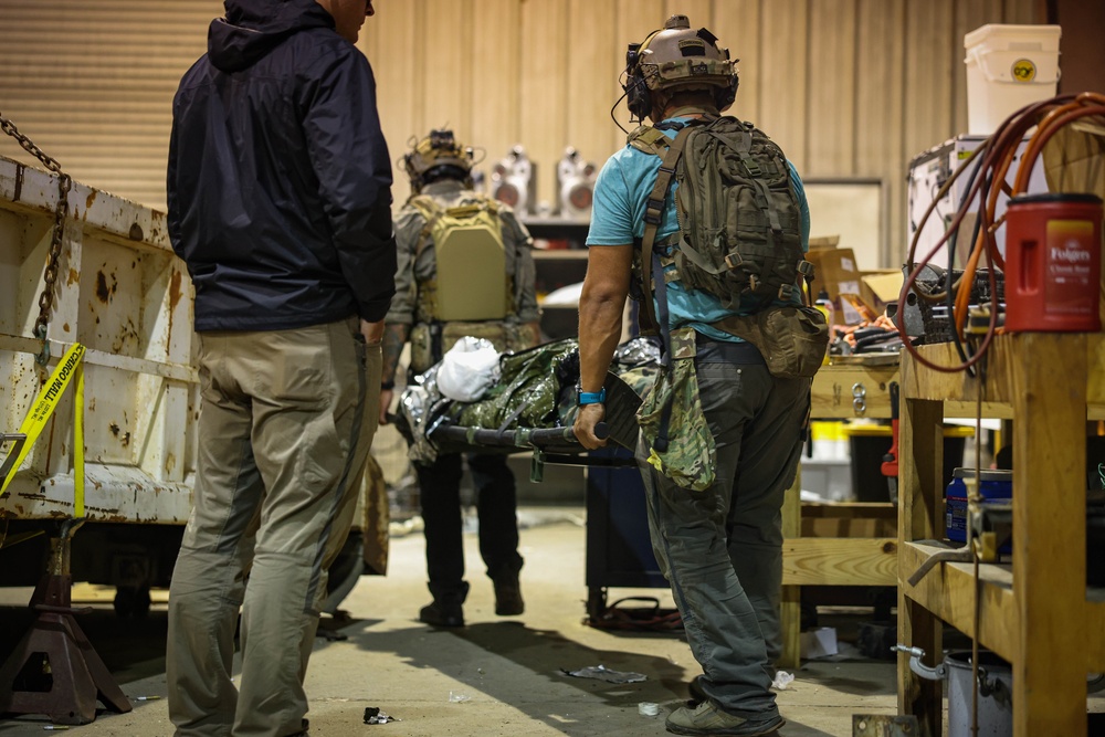 4th MARDIV Marines execute simulated night raid during Raven Exercise 6-23