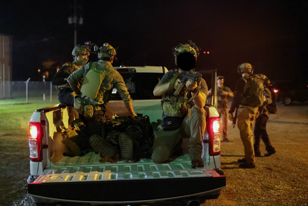 4th MARDIV Marines execute simulated night raid during Raven Exercise 6-23